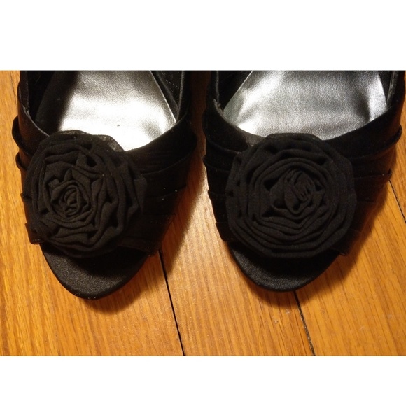 Peep Toe Black Heels with Flower on Toe - Picture 2 of 5
